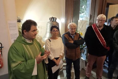 Le père Sillon, la maire Amandine Demore, le maire honoraire et conseiller municipal Renzo Sulli et Francis Mazard, des Compagnons du Tour de France, ont salué la magnifique réalisation du jeune compagnon, Clément Sérraille.