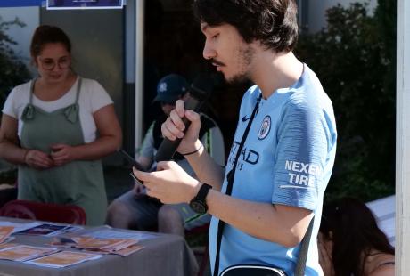 Un jeune MC au micro.