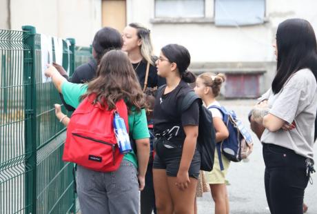 Angoissés ou excités, enfants et parents découvrent leur classe, le nom de leur maître ou maîtresse et, surtout, celui de leurs camarades pour l'année à venir... Alors, bonne ou mauvaise surprise ?