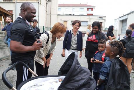 Pour la maire Amandine Demore et l'adjointe à l'éducation, la rentrée est l'occasion de venir à la rencontre des familles et de faire le point avec elles sur leur vécu à l'école, dans la bonne humeur.