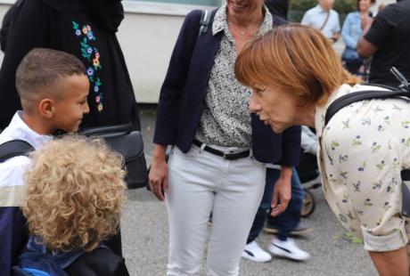 Pour la maire Amandine Demore et l'adjointe à l'éducation, la rentrée est l'occasion de venir à la rencontre des familles et de faire le point avec elles sur leur vécu à l'école, dans la bonne humeur.