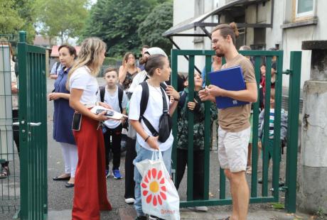 8h30, ouverture du portail. La directrice et les enseignant-es accueillent les enfants et leurs parents pour les rassurer sur cette nouvelle année.