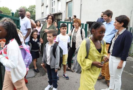 8h30, ouverture du portail. La directrice et les enseignant-es accueillent les enfants et leurs parents pour les rassurer sur cette nouvelle année.