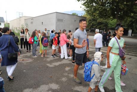 8h30, ouverture du portail. La directrice et les enseignant-es accueillent les enfants et leurs parents pour les rassurer sur cette nouvelle année.