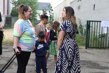 8h30, ouverture du portail. La directrice et les enseignant-es accueillent les enfants et leurs parents pour les rassurer sur cette nouvelle année.