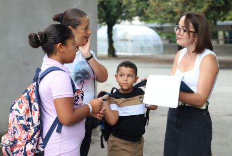 8h30, ouverture du portail. La directrice et les enseignant-es accueillent les enfants et leurs parents pour les rassurer sur cette nouvelle année.