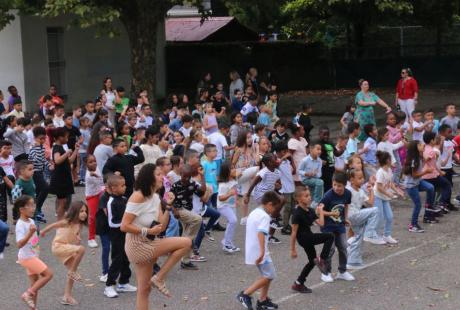 Rentrée en musique à l'élémentaire Cachin, avec une grande flash mob dans la cour de récrée !