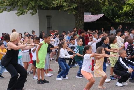 Rentrée en musique à l'élémentaire Cachin, avec une grande flash mob dans la cour de récrée !