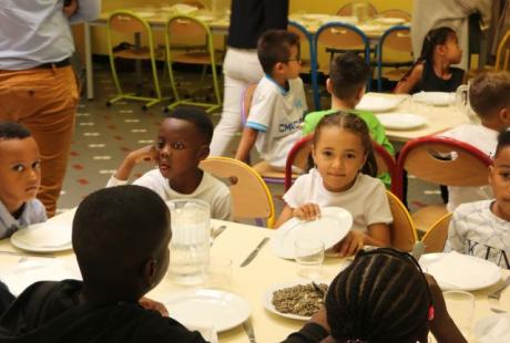 Puis direction le restaurant scolaire pour reprendre des forces avant d'attaquer l'après-midi.