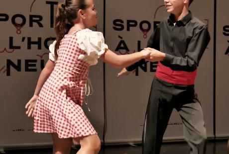 Idéale Danse dans son show de rock sauté.