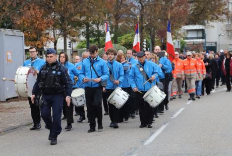 La cérémonie du 11-Novembre s’est déroulée ce lundi à Échirolles pour commémorer le 106e anniversaire de l’Armistice de la Première Guerre. Une cérémonie particulièrement suivie, qui a mis la jeunesse à l’honneur.