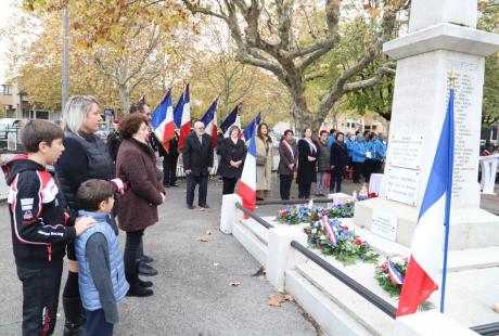 Élu-es, représentant-es d’associations d’anciens combattants et les membres de la famille du maréchal des logis Geoffrey Baumela, ont déposé des gerbes au pied du Monument aux morts en souvenir de ceux qui ont donné leur vie pour la France lors des différents conflits.