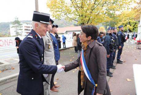 La maire Amandine Demore, la députée Cyrielle Chatelain et les enfants de l’école Marat ont notamment remercié les porte-drapeaux, les membres du Secours populaire , les agent-es de la police municipale et les militaires de Varces présent-es lors cette belle et festive cérémonie.