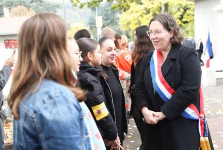 La maire Amandine Demore, la députée Cyrielle Chatelain et les enfants de l’école Marat ont notamment remercié les porte-drapeaux, les membres du Secours populaire , les agent-es de la police municipale et les militaires de Varces présent-es lors cette belle et festive cérémonie.