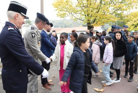 La maire Amandine Demore, la députée Cyrielle Chatelain et les enfants de l’école Marat ont notamment remercié les porte-drapeaux, les membres du Secours populaire , les agent-es de la police municipale et les militaires de Varces présent-es lors cette belle et festive cérémonie.