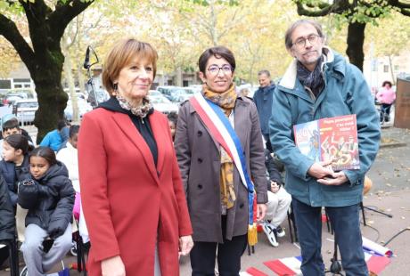 L’adjointe au devoir de mémoire Jacqueline Madrennes et la maire Amandine Demore ont remis deux ouvrages, Zappe la guerre, de PEF, et Papa, pourquoi t’as voté Hitler ?, de Didier Daenincks, à Nicolas Mignot, directeur de l’école élémentaire Marat, en remerciement de l’investissement constant des élèves. 