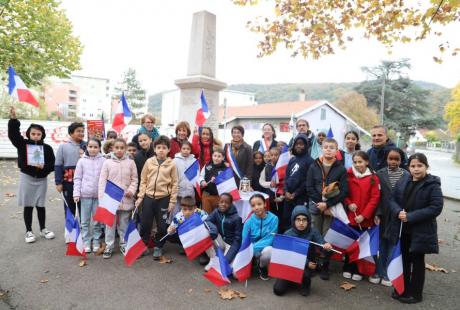 Les élèves de l’élémentaire Jean-Paul-Marat, ont ravivé la flamme de la Nation qu’ils avaient été recueillir sous l’Arc de Triomphe, sur la tombe du Soldat inconnu, en juin dernier, aux côté de la députée Cyrielle Chatelain, de la maire Amandine Demore et de l’adjointe Jacqueline Madrennes. Un joli moment d’émotion…