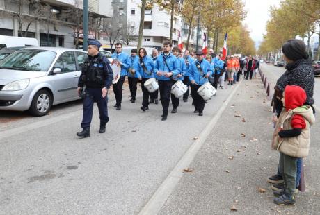 La cérémonie du 11-Novembre s’est déroulée ce lundi à Échirolles pour commémorer le 106e anniversaire de l’Armistice de la Première Guerre. Une cérémonie particulièrement suivie, qui a mis la jeunesse à l’honneur.