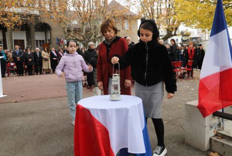 Les élèves de l’élémentaire Jean-Paul-Marat, ont ravivé la flamme de la Nation qu’ils avaient été recueillir sous l’Arc de Triomphe, sur la tombe du Soldat inconnu, en juin dernier, aux côté de la députée Cyrielle Chatelain, de la maire Amandine Demore et de l’adjointe Jacqueline Madrennes. Un joli moment d’émotion…