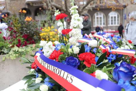 Élu-es, représentant-es d’associations d’anciens combattants et les membres de la famille du maréchal des logis Geoffrey Baumela, ont déposé des gerbes au pied du Monument aux morts en souvenir de ceux qui ont donné leur vie pour la France lors des différents conflits.