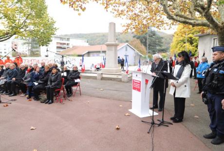 Lucien Souda, président du Comité de liaison des associations d’anciens combattants et victimes de guerre d’Échirolles, et Amandine Demore, maire d’Échirolles, conseillère départementale et métropolitaine, se sont succédé au pupitre pour rappeler l’horreur de la guerre et rendre hommage aux victimes.