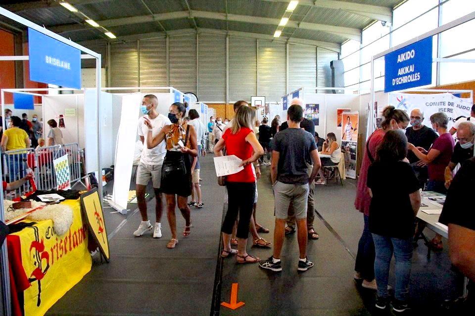 Les habitant-es déambulent entre les stands et se font conseiller par les bénévoles.