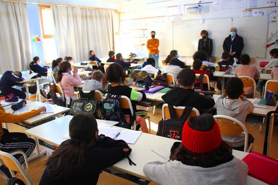 Les élèves d'une classe de CM1/CM2 de l'école élémentaire Françoise-Dolto observe une minute de silence en présence du maire Renzo Sulli et de l'adjointe à l'éducation Jacqueline Madrennes en hommage à Samuel Paty.