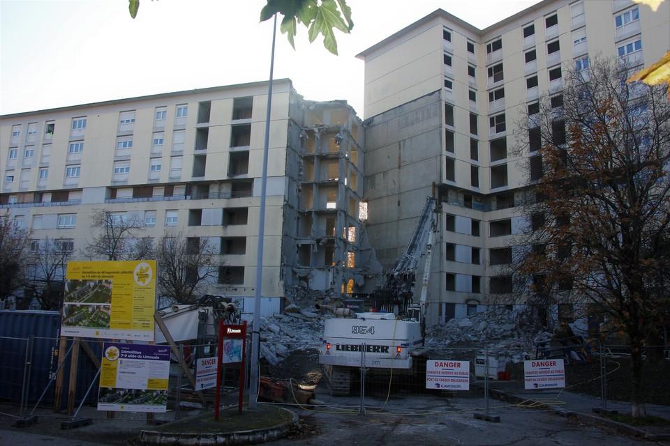 Une grue grignote les 7 et 9 allées du Limousin, aux Essarts.