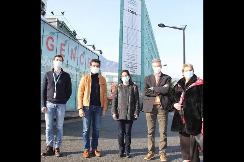 Les docteurs Richalet et Albertini, la première adjointe Amandine Demore et l'adjointe à la santé Sylvette Rochas posent devant le texte de soutien au personnel médical affiché en lettres géantes sur la façade de la clinique des Cèdres.