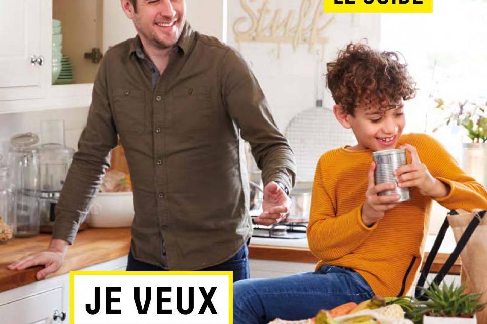 Visuel du guide "Je réduis mes déchets". Nous voyons un père avec son fils dans une cuisine, ils ont devant eux un sac de courses de légumes en tissus. 