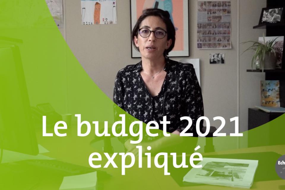 Photo d'Amandine Demore,1e Adjointe aux finances, à la tranquillité publique et prévention, à la démocratie locale, à la fabrique citoyenne, au numérique et système d'informations, dans son bureau.