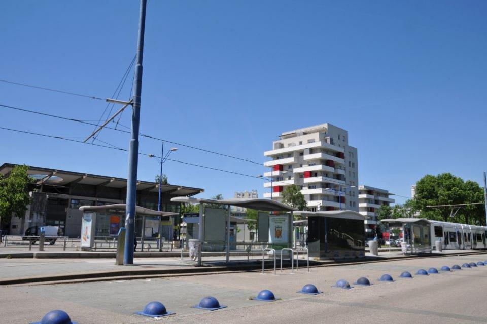 Photo de l'Avenue des Etats-Généraux. Nous voyons l'arrêt de tram essarts la butte et le bâtiment de la butte en arrière plan.