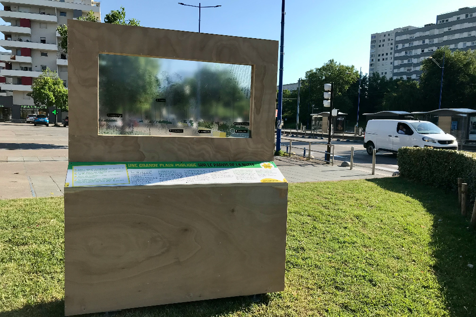 Photo du totem de l'esplanade de La Butte. Celui-ci offre une vue du quartier à venir, des explications du projet.