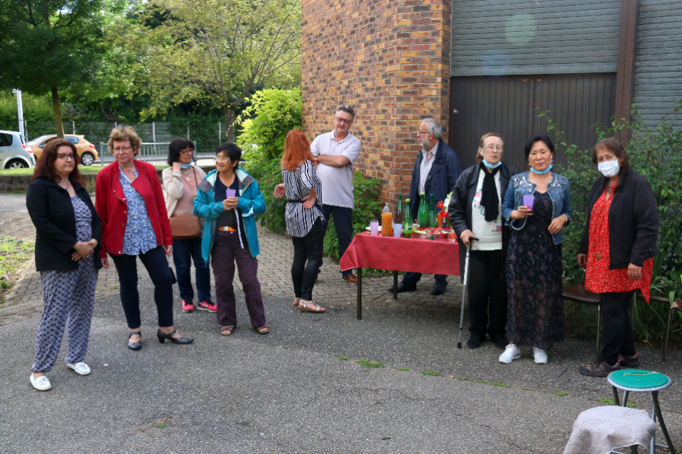 Les habitants de quartiers réunis pour l'Apér'au jardin à la MDH des Granges