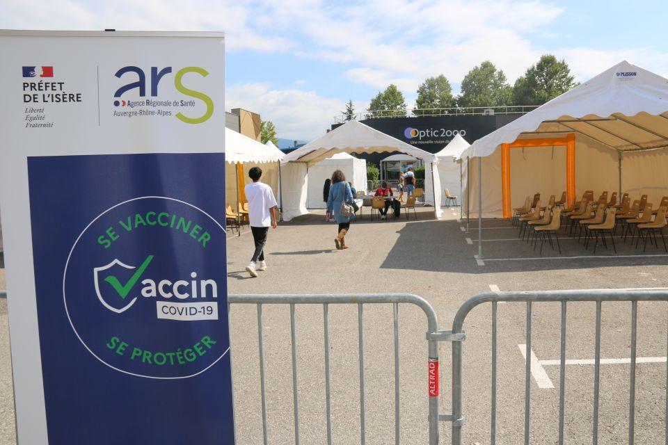 Dix chapiteaux ont été installés par les services techniques de la Ville sur les 600 m² de parking dédiés à l'accueil du centre de vaccination. 