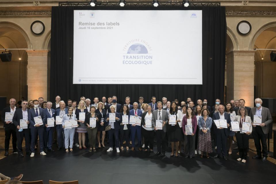 La remise des distinctions aux représentants des collectivités de la Métropole et d'Outre-mer.