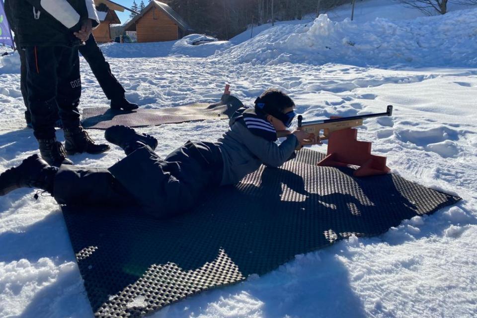 En février, les 11-13 ans pourront s'essayer au biathlon, sur les skis et derrière la carabine. 