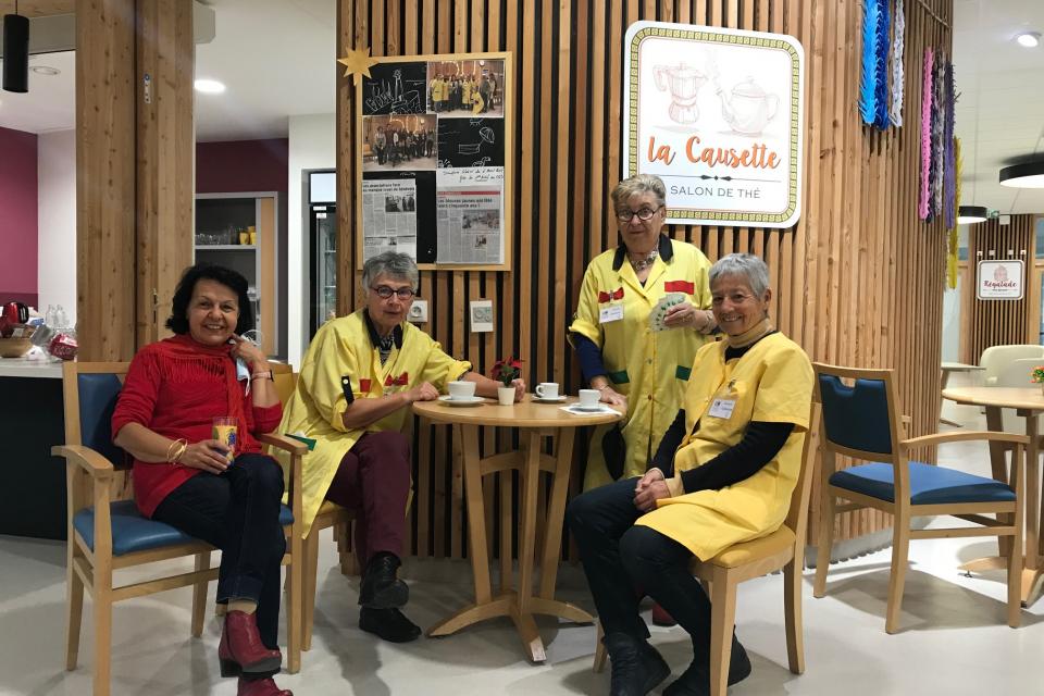 Les bénévoles, en blouses jaunes, animent de nombreux ateliers à l'hôpital Sud.