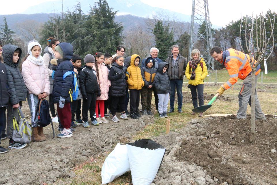 Les élèves de la classe de CE2 de M. Audegond ont visité le chantier, assisté à la plantation d'un arbre et ont pu poser toutes leurs questions !