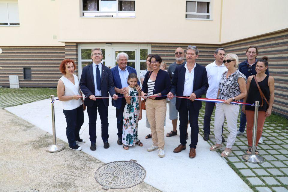 Patricia Dudonné, directeur général de la SDH, Christophe Ferrari, président de la Métropole, Renzo Sulli, vice-président de la Métropole chargé du renouvellement urbain, Amandine Demore, maire d’Échirolles, Daniel Bessiron, adjoint aux écoquartiers et Danièle Robin, conseillère municipale au logement de la Ville d'Echirolles, et Sylvie Dubourreau, chargée d'opération réhabilitation à la SDH, inaugurent les travaux de réhabilitation.