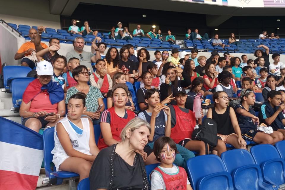 Les jeunes échirollois au stade de Lyon pour l'entrée des Bleues aux JO.